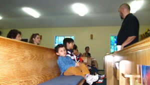 Foto de Belarmino Dussan Jr. en la Formación Espiritual de los niños en la Iglesia El Camino.